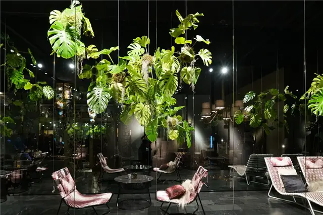 Стенд Roberto Cavalli Salone del milano 2017 - ручные растения