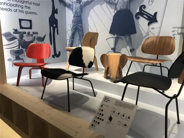Группа стульев Eames из фанеры от Vitra