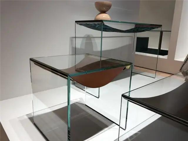Стеклянный стол Tonneli design с кожаной полкой