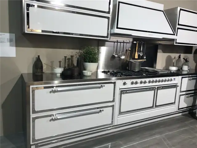 Кухня из белой и нержавеющей стали EuroCucina 2018 на Salone del mobile