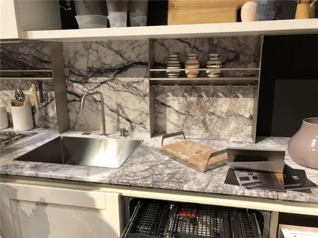 Серые мраморные акценты на maistri cu cucine