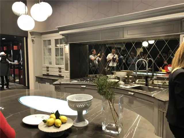 Aran Cucine Изогнутые линии кухни Eurocucina