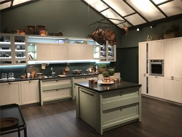 Подвесные кастрюли над островом - EuroCucina 2018 на Salone del mobile