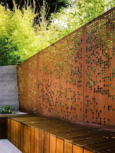 Современный городской сад в доме Californa от Mary Barensfeld Architecture - стены для уединения