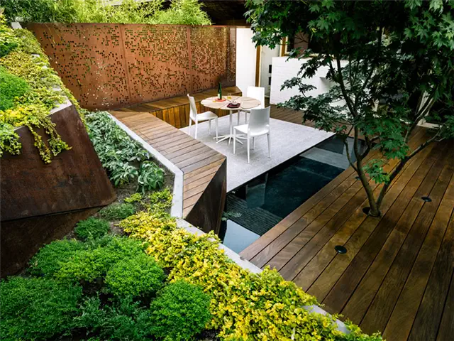 Современный городской сад в доме Californa от Mary Barensfeld Architecture Design