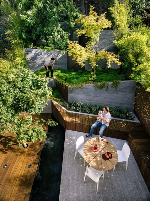 Современный городской сад в доме в Калифорнии от Mary Barensfeld Architecture