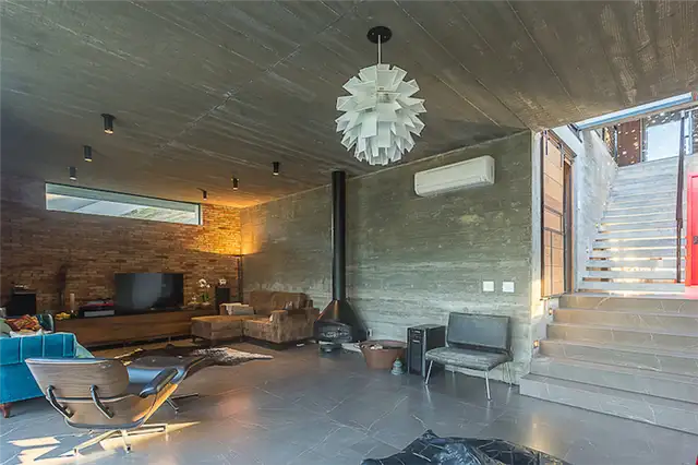 В гостиной FY House есть камин, вмонтированный в потолок