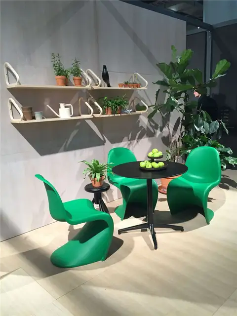 Изумрудно-зеленые стулья на выставке Trendset Munich German