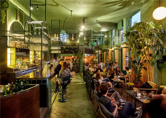 Бар Botanique Cafe Tropique с тропическими растениями