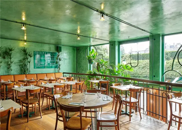 Бар Botanique Cafe Tropique деревянные столы