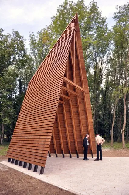 погребальная часовня и мемориальное святилище а формы