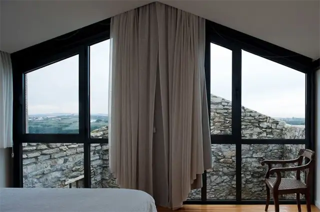 Спальня в доме Кабрела от Orgânica Arquitectura
