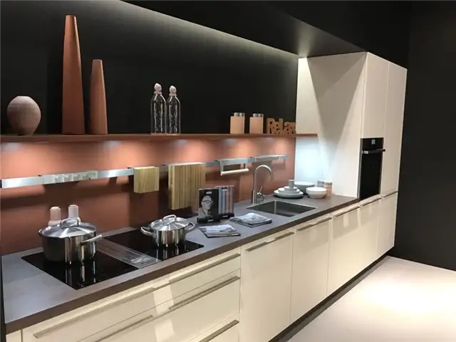 Белые кухонные шкафы от Leicht