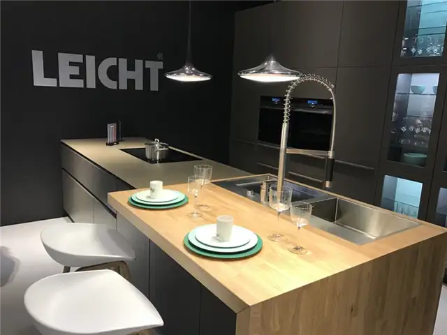 Кухонный остров с сидениями от Leicht