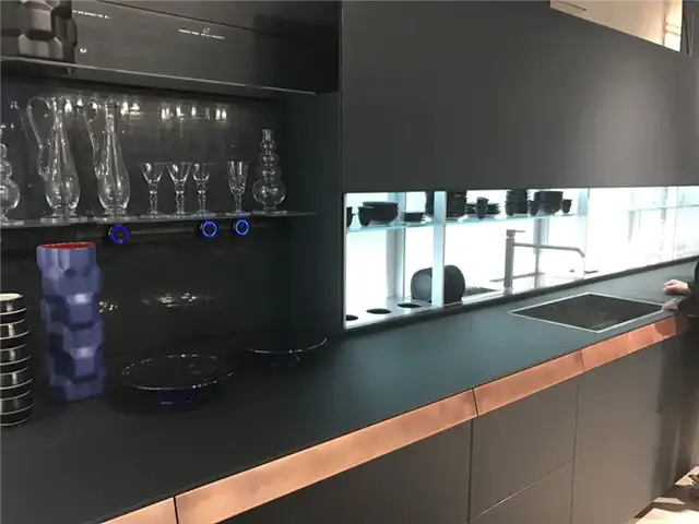 Дизайн черной и медной кухни valcucine с системой v motion
