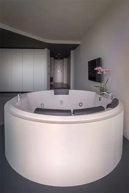 rotterdam-penthouse-master-bedroom-jacuzzi-tub