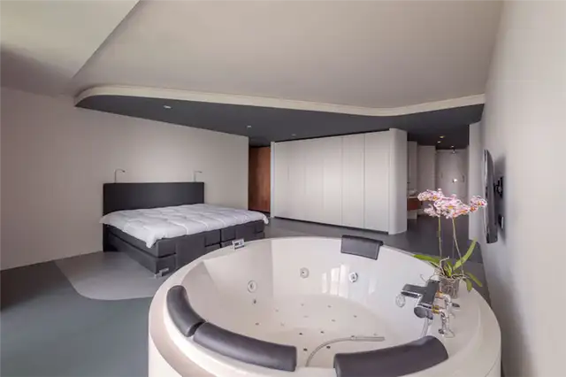 rotterdam-penthouse-master-bedroom-jacuzzi