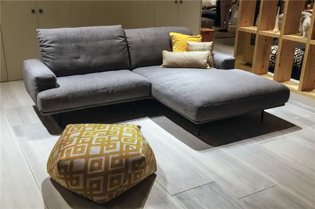 Небольшой диван IMM cologne серого цвета с желтыми подушками