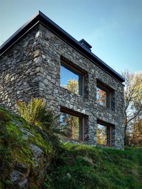 Casa Vi in Sondrio четыре квадратных окна на северной стене