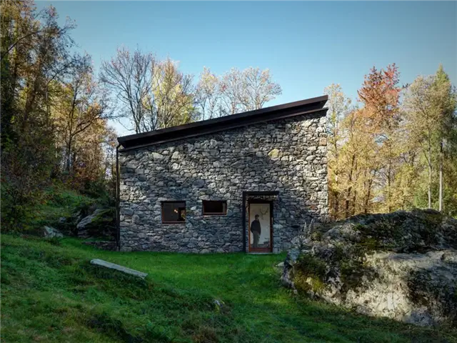 Каменный фасад Casa Vi in Sondrio