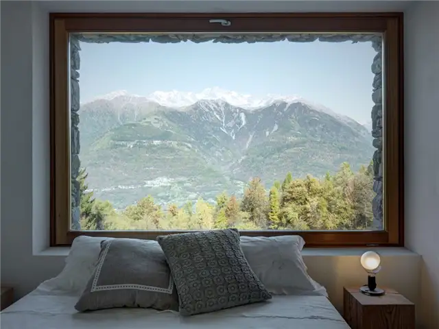 Витражное окно в спальне Casa Vi in Sondrio