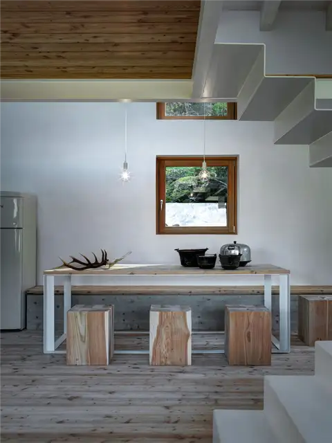 Casa Vi in Sondrio обеденный стол и табуреты