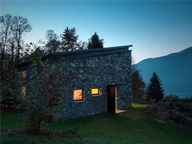 Каменный фасад Casa Vi in Sondrio ночью