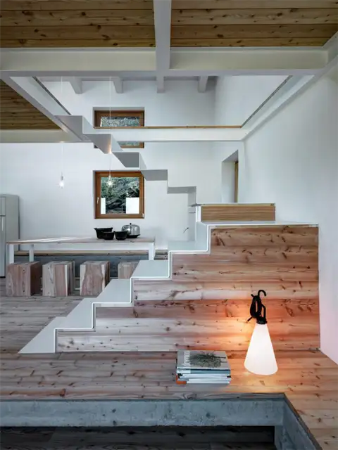 Столовая Casa Vi in Sondrio и лестница