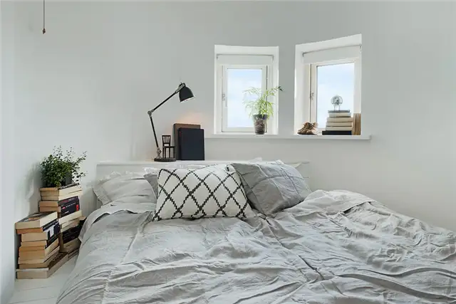 nordic-apartment-bedroom-small-windows