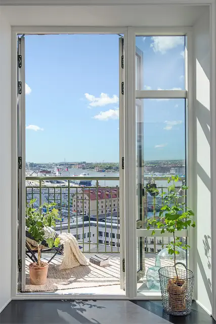 nordic-apartment-small-balcony