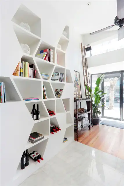 Геометрическая книжная полка Daga Cafe в белом цвете