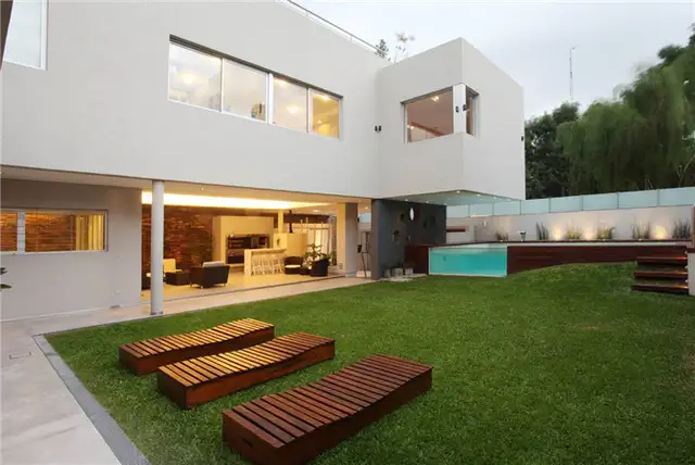 Задний двор дома Девото от Andres Remy Arquitectos