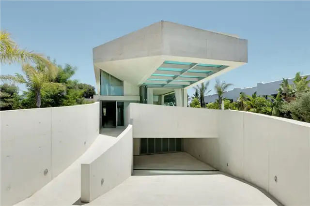 Дом-медуза с приподнятым бассейном Wiel Arets Architects