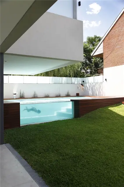 Стеклянный бассейн в доме Девото от Andres Remy Arquitectos