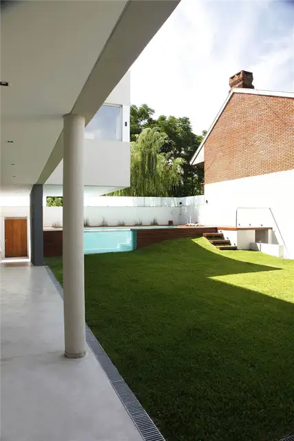 Бассейн с деревянным настилом в Devoto House от Andres Remy Arquitectos