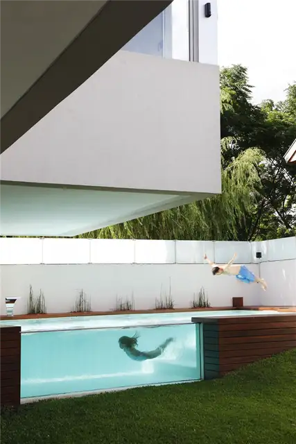 Стеклянный бассейн в доме Девото от Andres Remy Arquitectos