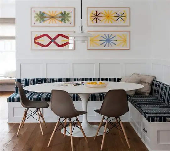 Угловая скамья со столом-тюльпаном от Сааринена и стульями Eames