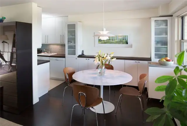 Стул Globus из пластика с хромированным каркасом со столом Tulip Table
