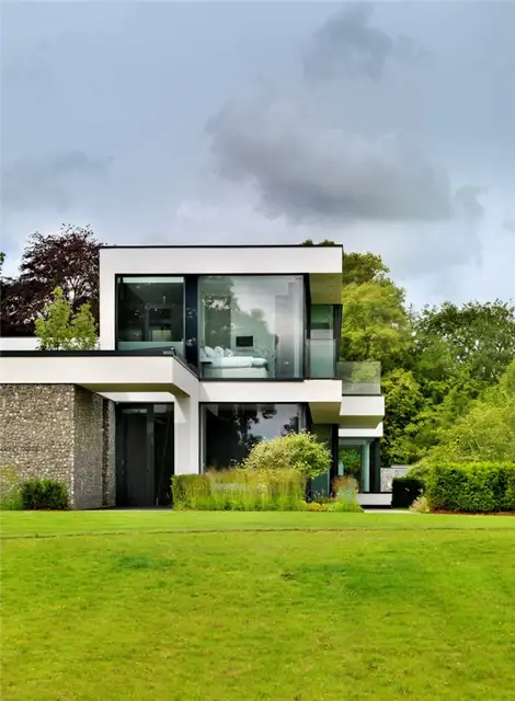 the-banks-of-the-river-thames-house-exterior-view