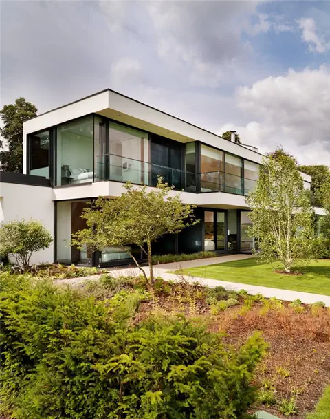 the-banks-of-the-river-thames-house-vegetation-front-yard