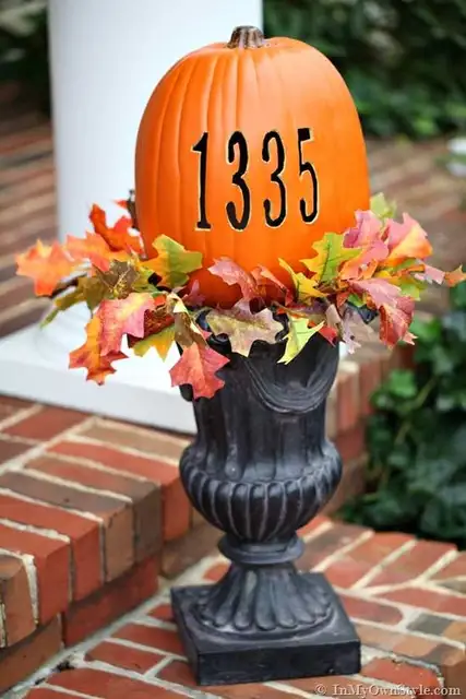 Pumpkin-Carving-Ideas-In-an-urn