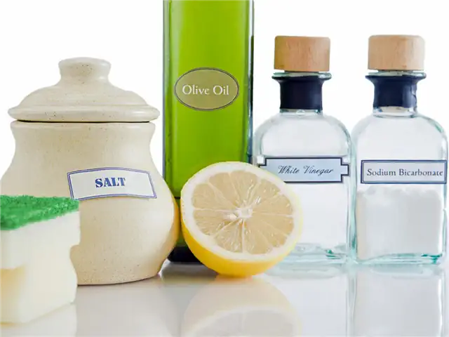 natural-cleaning-products-salt-vinegar