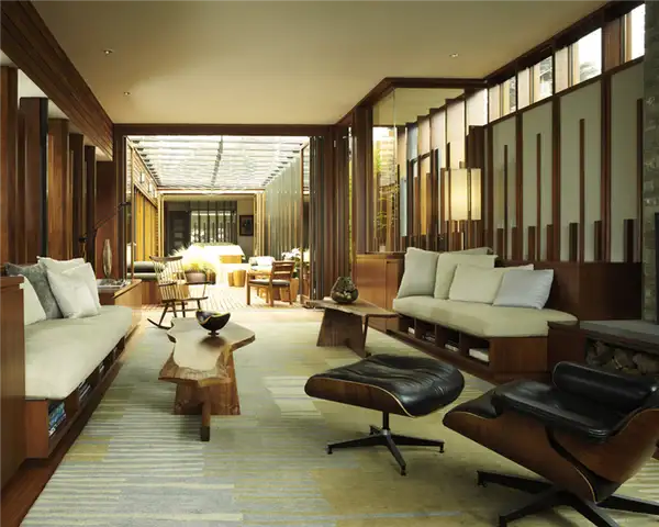 кресло-шезлонг eames с пуфиком идеально впишется в любую гостиную