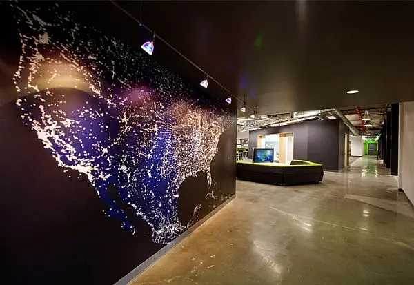 skype-pole-high-office1
