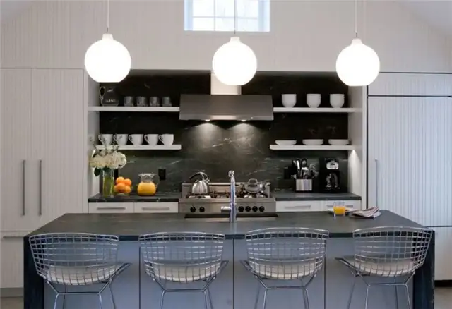 Табуреты Bertoia и черный мрамор для современной кухни